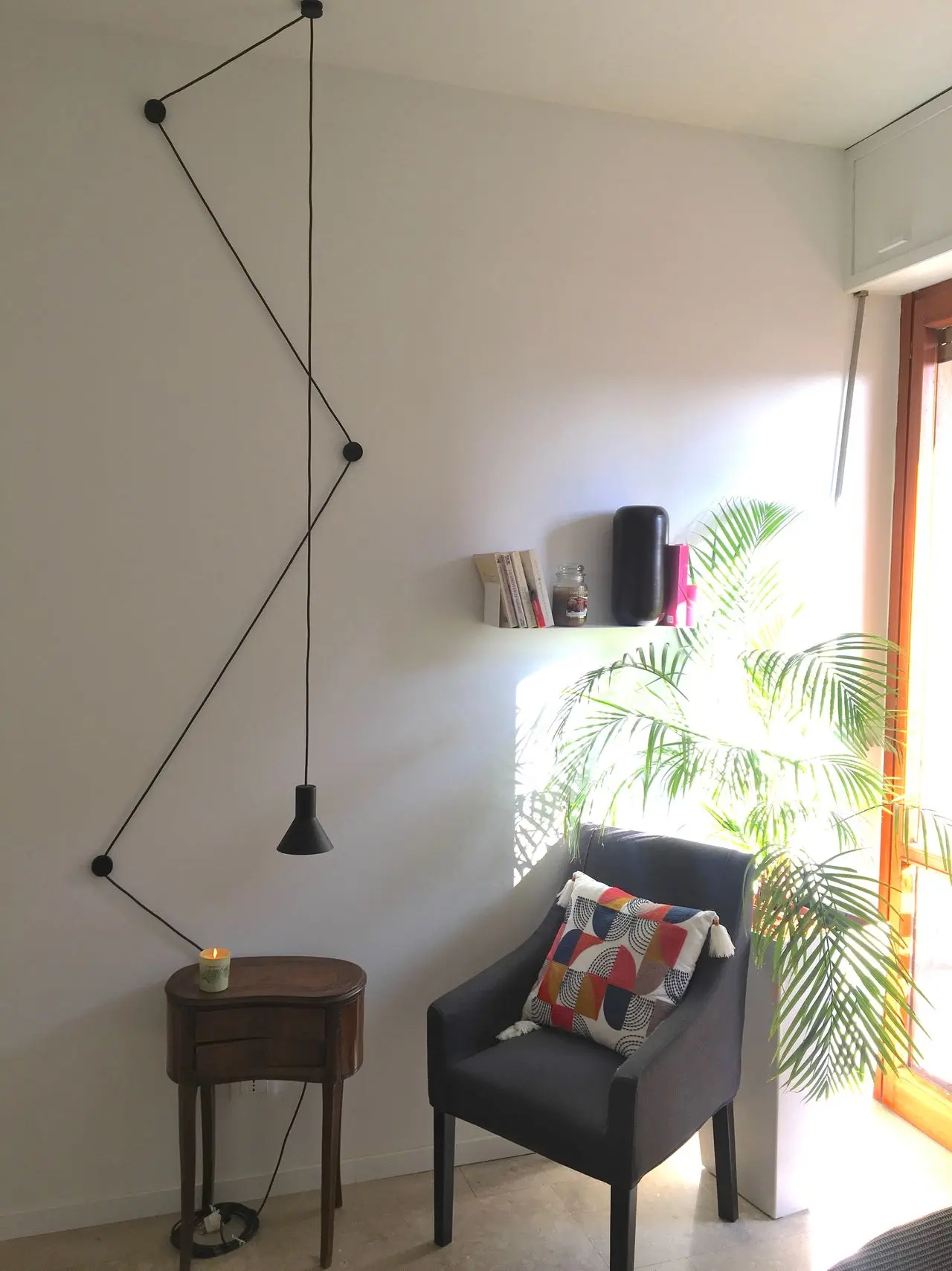 Interno dello studio della Dott.ssa Glenda Marafante a Piacenza, angolo lettura con poltrona e luce naturale